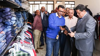 رئيس ميناء دمياط يفتتح معرض الملابس الشتوية للعاملين بالميناء (صور)