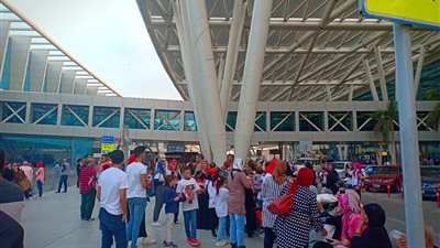 توافد جماهيري إلى مطار القاهرة لاستقبال بعثة الكاراتيه