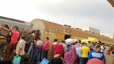 الركاب يتسلقون عربات قطار المحلة (صور)