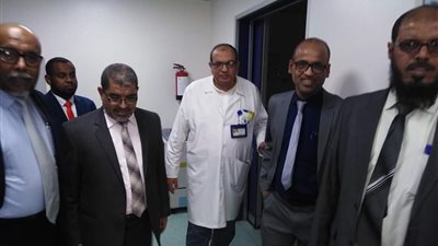 وفد يمني في زيارة لمركز الكلى والمسالك في جامعة المنصورة (صور)