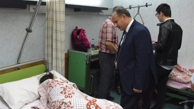 محافظ الإسكندرية يتابع حالة مصابي أتوبيس الوفد الصيني (صور)
