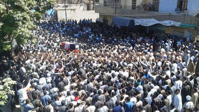 بالصور.. الآلاف يؤدون صلاة الجنازة على شهيد الشيخ زويد بالأقصر