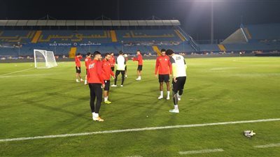 المنتخب الأوليمبي يؤدي مرانه المسائي بإستاد السويس (صور)