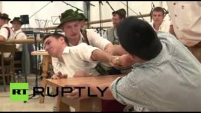 بالفيديو.. انطلاق مصارعة «الإصبع الوسطى» بألمانيا