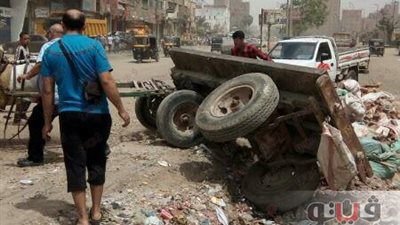 بالصور.. ضبط عربة كارو تلقي مخلفات بالطريق العام بشرق شبرا الخيمة