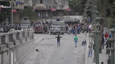 تجدد الاشتباكات بكورنيش النيل.. والأمن يطلق القنابل المسيلة للدموع
