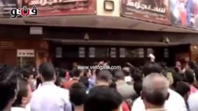 بالفيديو.. تدافع وشغب أمام دور العرض بوسط البلد