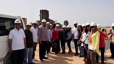 شباب أسيوط وسكرتير عام المحافظة في زيارة لمشروع القناطر في عيد العمال