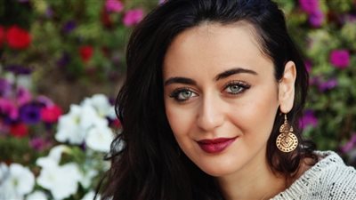 الفنانة السورية فايا يونان : أحب المزج بين التمثيل والغناء.. وإذا عُرضت على فكرة مناسبة سأشارك