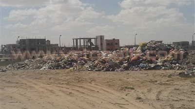 بالصور.. شركة النظافة بالعريش تحول حيا سكنيا إلى مقلب قمامة
