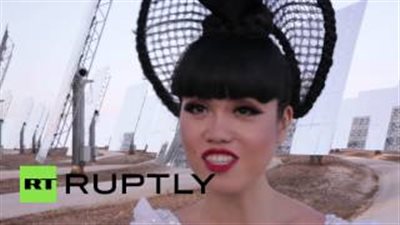 بالفيديو.. مصممة أزياء تعرض الملابس داخل محطة توليد طاقة شمسية