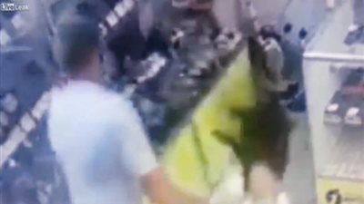 بالفيديو.. شاب يعتدى على «أمينة مخزن» في الولايات المتحدة