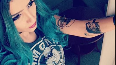 بالصور.. مي عمر تصدم معجبيها بلوك غريب