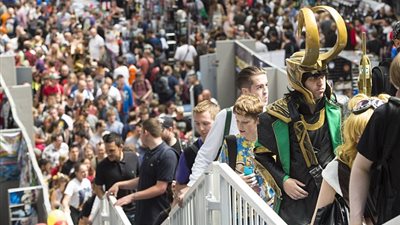 بالفيديو والصور.. الأبطال الخارقون يجتاحون شوارع لندن