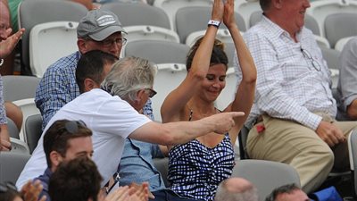 بالفيديو والصور.. مشجعة تتعرض لموقف محرج أمام آلاف الجماهير