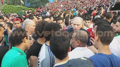 بالصور.. محمد عبدالوهاب يجتمع مع ألتراس أهلاوي بملعب التتش