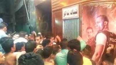 بالفيديو.. زحام الجمهور أمام شباك تذاكر سينما مترو بسبب «شد أجزاء»