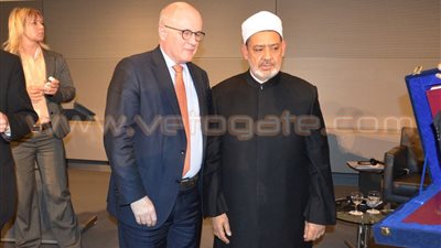 «الطيب» يهدي رئيس البرلمان الألماني نسخة الجامع الأزهر التوثيقية