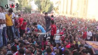 بالفيديو.. شاهد لحظة اقتحام الألتراس للنادي الأهلي