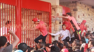 بالفيديو والصور.. ألتراس أهلاوي يقتحم أبواب النادي لحضور المران