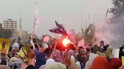 مسيرة لأنصار المعزول بالألعاب النارية في الزقازيق