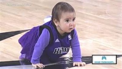 بالفيديو.. لقطات طريفة لطفل يأخذ قيلولة أثناء مشاركته في مسابقة للحبو