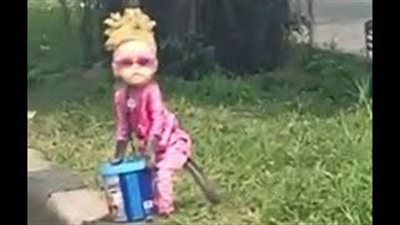قرد على هيئة دمية يتسول من المارة (فيديو)