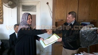 بالصور.. رئيس مدينة رفح يكرم الموظفات المثاليات