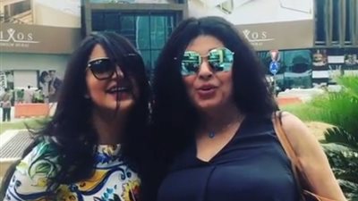 بالفيديو.. فيفي عبده ترتدي بنطالا «مقطع».. ونشطاء: «عيب على سنك»