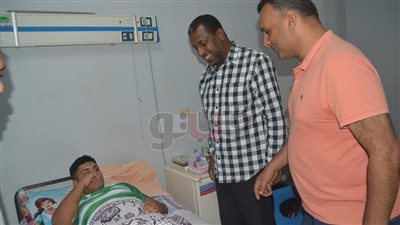 ربيع ياسين يواسي لاعب منتخب الشباب المصاب بالشلل (صور)