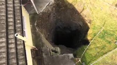 بالفيديو.. حفرة ضخمة عمقها 91 مترا تظهر خارج منزل