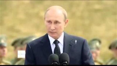 بالفيديو.. «طير» يلقى «فضلاته» على «بوتين» في خطاب رسمى