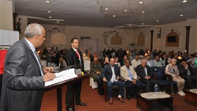 بالصور.. محافظ بورسعيد يكرم شباب برنامج تأهيل المتطوعين للقيادة