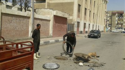 بالصور.. تركيب 25 غطاء لبالوعات الشوارع بـ«زهور بورسعيد»