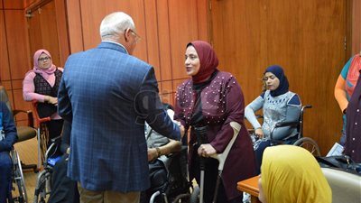 محافظ بورسعيد يسلم شهادات «أمان» لأسر الشهداء (صور)