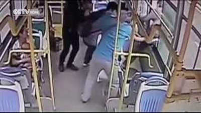 بالفيديو.. حرامي يقفز من نافذة أتوبيس للهرب بعد افتضاح أمره