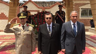 محافظ الفيوم يضع إكليلا من الزهور على النصب التذكاري للشهداء