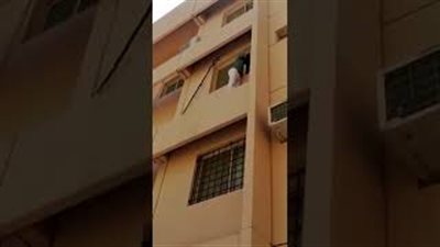 شاب يخاطر بحياته لإنقاذ طفل (فيديو)