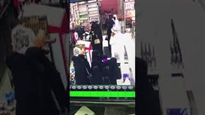 لحظة سرقة امرأة «محفظة» من أخرى بطريقة ماكرة (فيديو)