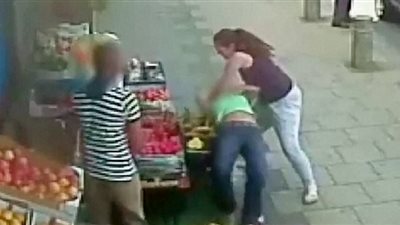 «خناقات الستات ضرب وتقطيع هدوم»..  سحل وتجريد ربة منزل من ملابسها الداخلية بالزاوية الحمراء.. إصابة 26 طالبة في آداب بنها بسبب مشاجرة.. وحروق جلدية في اشتباكات نسائية بمعركة الباجور