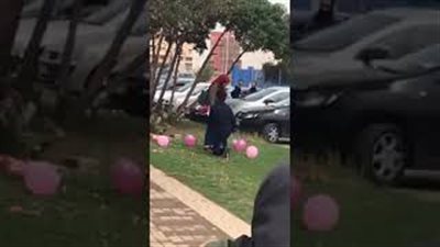 طالب يفاجئ زميلته بطلب الزواج منها في الشارع (فيديو)