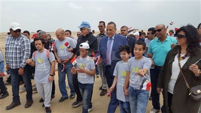 محافظ الجيزة يشارك ذوي الاحتياجات الخاصة مهرجان للمشي بالأهرامات