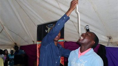 بالصور.. واعظ يقنع الناس بأن الثعابين تتحول لشيكولاتة بعد أكلها