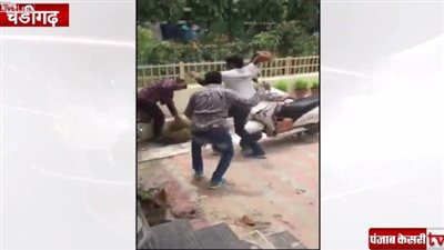 بالفيديو.. سحل شاب والاعتداء عليه بالخناجر من أجل المال