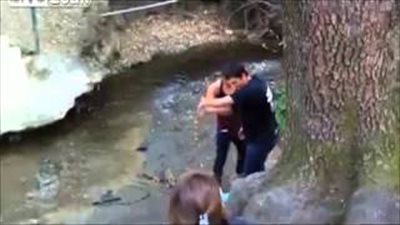 بالفيديو.. نهاية مروعة لشاب حاول تعليق أرجوحة أعلى بحيرة