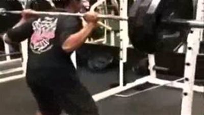 بالفيديو.. شاب يتعرض لسقطة خطيرة داخل صالة «جيم»