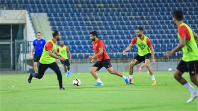 تفاصيل مران الأهلي الأول في الإمارات.. الأحمر يتدرب على ملعب دبي.. فايلر يحاضر اللاعبين.. تدريبات قوية لحراس المرمى.. والقنصل في ضيافة البعثة.. «صور»