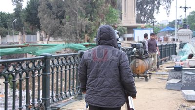 المصريون يعودون لملابس الشتاء مع سقوط الأمطار (صور)