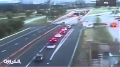 بالفيديو.. شاهد ماذا فعل السائقون عند عثورهم على أكوام من النقود بالشارع