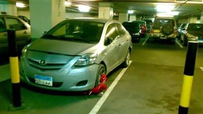 حملة سخرية تلاحق عسكري مرور كلبش سيارة داخل جراج